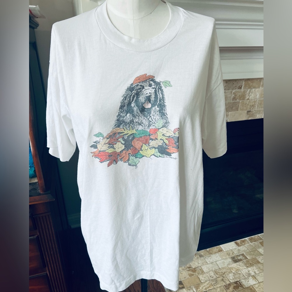 Newfoundland dog playing in leaves vintage T-shirt XL